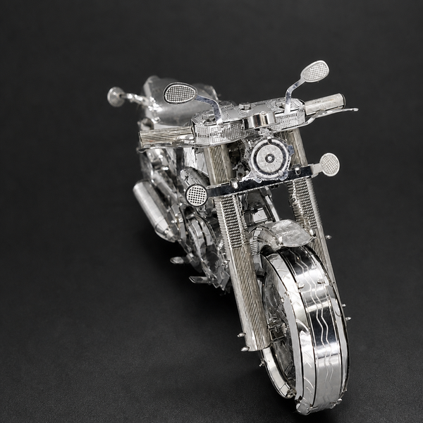 Vooraanzicht van het zilveren choppermodel met koplamp, spiegels, voorvork en voorwiel