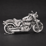Rechter zijaanzicht van het Harley Davidson metalen bouwpakket met open frame en motoronderdelen