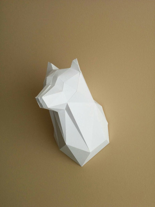 The Wolf Kop 3D Papier Model - DIY Bouwpakket voor Beginners van SlimSpul nederland b.v. is een geometrische, low-poly wanddecoratie van een wolfskop in wit papier, ideaal voor minimalistische interieurs en zelf te bouwen.
