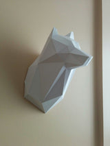 The Wolf Kop 3D Papier Model - DIY Bouwpakket voor Beginners van SlimSpul nederland b.v. is een geometrisch witte wanddecoratie in de vorm van een wolvenkop, ideaal als modern, minimalistisch kunstobject en perfect voor papercraft beginners.