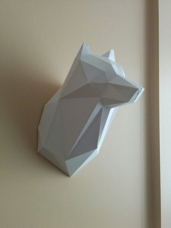 The Wolf Kop 3D Papier Model - DIY Bouwpakket voor Beginners van SlimSpul nederland b.v. is een geometrisch witte wanddecoratie in de vorm van een wolvenkop, ideaal als modern, minimalistisch kunstobject en perfect voor papercraft beginners.