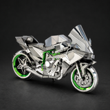 Kawasaki Ninja H2R metalen bouwpakket schuin van voren met zilveren kuip, groen trellisframe en groene wielranden