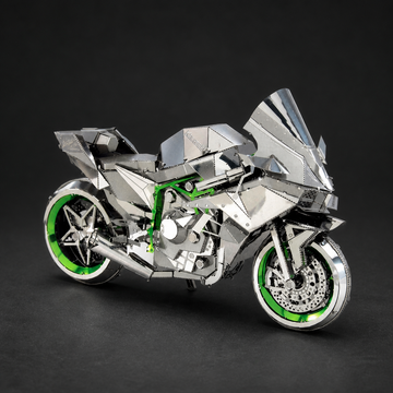 Kawasaki Ninja H2R metalen bouwpakket schuin van voren met zilveren kuip, groen trellisframe en groene wielranden