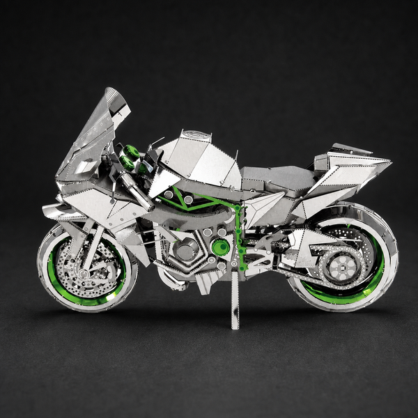 Volledig zijaanzicht van de Kawasaki Ninja H2R miniatuur met motorblok, remschijven, ketting en zijstandaard