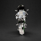 Achteraanzicht van de Kawasaki Ninja H2R miniatuur met brede achterband, uitlaat en stuurhelften