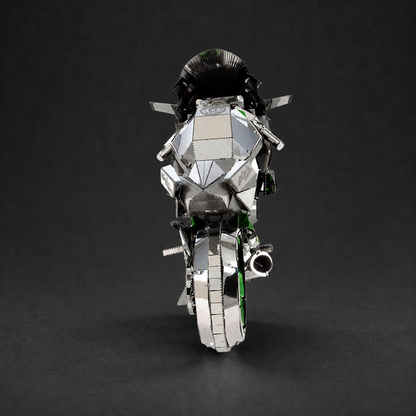 Achteraanzicht van de Kawasaki Ninja H2R miniatuur met brede achterband, uitlaat en stuurhelften