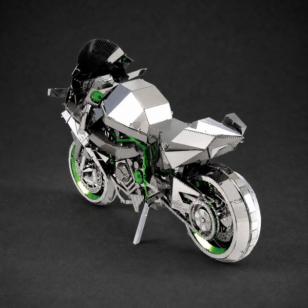 Kawasaki Ninja H2R metalen bouwpakket schuin van achteren met tank, zadel, achterbrug en uitlaat