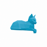 Liggende kat met pootjes vooruit in het actuele turquoiseblauwe cardstock