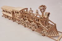 De WoodTrick Locomotief R17 - Trein Bouwpakket voor Volwassenen van WoodTrick is een houten puzzel van een vintage stoomlocomotief met passagierswagon, op een kort stuk spoor, opgebouwd uit in elkaar grijpende delen tegen een witte achtergrond.