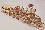 De WoodTrick Locomotief R17 - Trein Bouwpakket voor Volwassenen van WoodTrick is een houten puzzel van een vintage stoomlocomotief met passagierswagon, op een kort stuk spoor, opgebouwd uit in elkaar grijpende delen tegen een witte achtergrond.