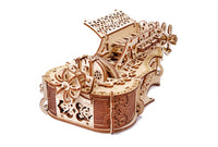 Het WoodTrick Lyra da Vinci - Houten Muziekinstrument Bouwpakket is een gedetailleerd houten mechanisch model in vintage pianostijl, met fijne patronen en tandwielen. Dit unieke bouwpakket voor volwassenen van WoodTrick staat afgebeeld tegen een witte achtergrond.