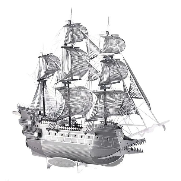 Het 3 masters, Queen Anne en Vliegende Hollander metalen bouwpakket van SlimSpul nederland b.v. is een gedetailleerd zilveren scheepsmodel met drie masten, zeilen en ingewikkelde ontwerpen, perfect voor scheepsmodellen fans. Weergegeven tegen een witte achtergrond.