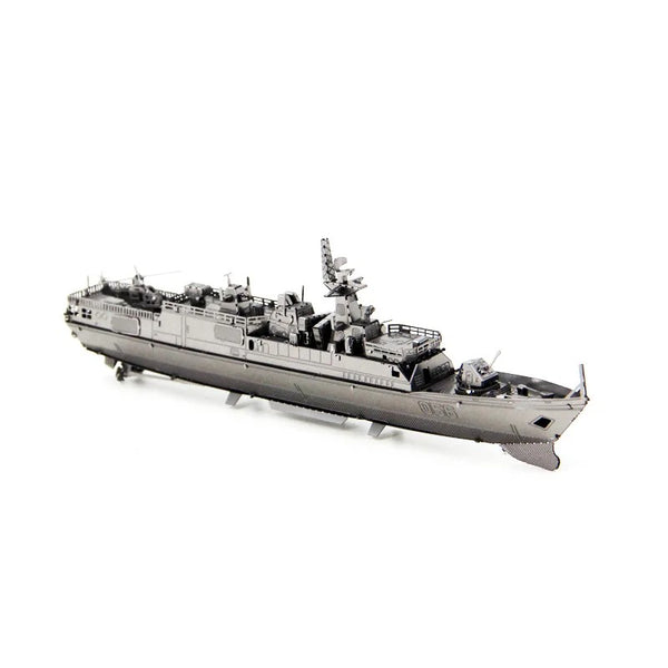 Een gedetailleerd grijs Slagschip van Corvette Metalen Bouwpakket - Marineschip Miniatuur van SlimSpul nederland b.v., met antennes, dekuitrusting en wapens, gefotografeerd tegen een effen witte achtergrond.