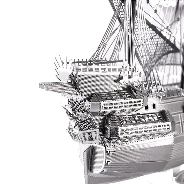 Close-up van het 3 masters, Queen Anne en Vliegende Hollander metalen bouwpakket van SlimSpul nederland b.v.- een gedetailleerd modelschip met ingewikkelde ramen en tuigage, perfect voor scheepsmodellen fans.
