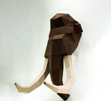 Grote bruine mammoetkop met lange gebogen slagtanden als 3D-papieren wandmodel