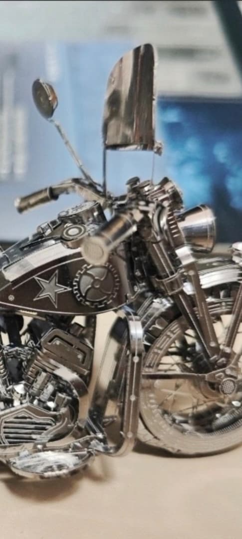 Detailfoto van Militaire Harley WO2 Liberator met tank, koplamp en voorvork