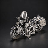 Militaire Harley WO2 Liberator metalen bouwpakket, schuin vooraanzicht in donkere studio