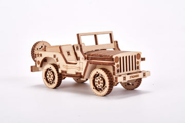 WoodTrick Military SUV schuin van voren met open cabine, rechte grille, reservewiel en draaiende houten wielen