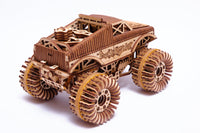 De WoodTrick Monster Truck - Auto Bouwpakket met Veermotor van WoodTrick is een gedetailleerd, lasergesneden houten bouwpakket met geribbelde wielen, zichtbare motoronderdelen, ingewikkelde tandwielen en patronen - allemaal vakkundig gemaakt van hout.
