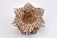 Het WoodTrick Mystery Flower - Sieradendoos Bouwpakket van WoodTrick is een decoratieve houten sieradendoos met ingewikkelde uitgesneden bladmotieven en gegraveerde vlinder- en bloemmotieven - een uniek geschenk en stijlvol opbergmeubel.