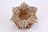 Het WoodTrick Mystery Flower - Sieradendoos Bouwpakket van WoodTrick is een decoratieve houten sieradendoos met ingewikkelde uitgesneden bladmotieven en gegraveerde vlinder- en bloemmotieven - een uniek geschenk en stijlvol opbergmeubel.
