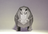 Vooraanzicht van het grijze geometrische nijlpaard 3D-papiermodel