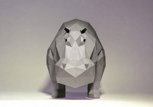 Vooraanzicht van het grijze geometrische nijlpaard 3D-papiermodel