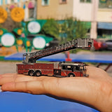 Amerikaanse Brandweerwagen Metalen Bouwpakket - Uitschuifladder - sfeerfoto van het opgebouwde model