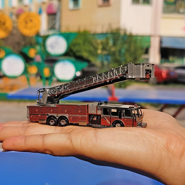 Amerikaanse Brandweerwagen Metalen Bouwpakket - Uitschuifladder - sfeerfoto van het opgebouwde model