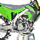 KX450 Crossmotor Metalen Bouwpakket - Groen - sfeerfoto van het opgebouwde model