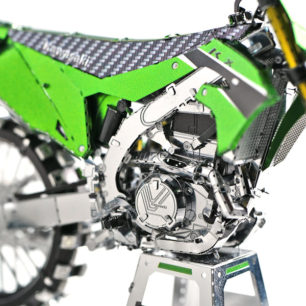 KX450 Crossmotor Metalen Bouwpakket - Groen - sfeerfoto van het opgebouwde model