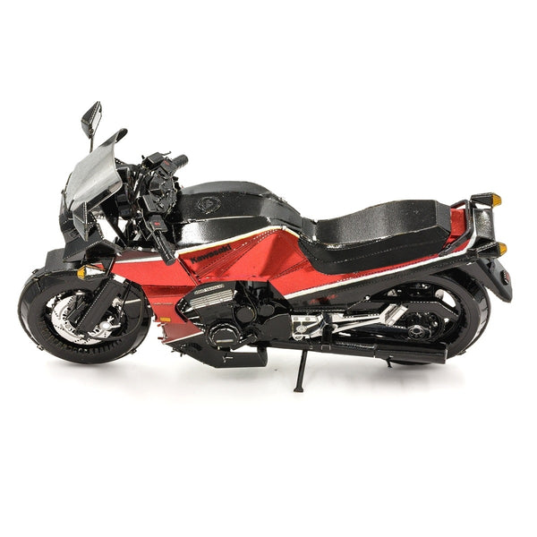 Kawasaki GPz900R Metalen Bouwpakket - Rode Motorfiets - schuin overzicht van het opgebouwde model