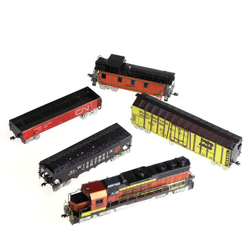 Goederentrein Set Metalen Bouwpakket - Locomotief en 4 Wagons - schuin overzicht van het opgebouwde model