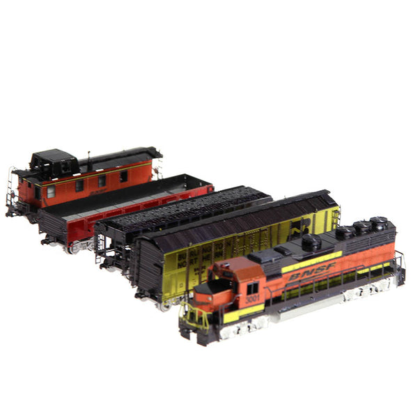 Goederentrein Set Metalen Bouwpakket - Locomotief en 4 Wagons - alternatief zijaanzicht van het opgebouwde model
