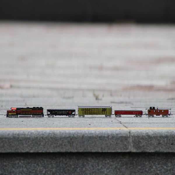 Goederentrein Set Metalen Bouwpakket - Locomotief en 4 Wagons - alternatief voor- of achteraanzicht