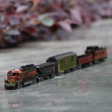 Goederentrein Set Metalen Bouwpakket - Locomotief en 4 Wagons - sfeerfoto van het opgebouwde model
