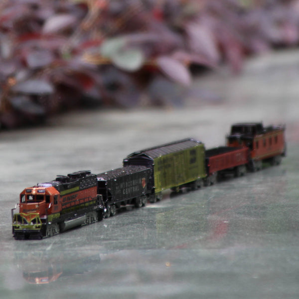 Goederentrein Set Metalen Bouwpakket - Locomotief en 4 Wagons - sfeerfoto van het opgebouwde model