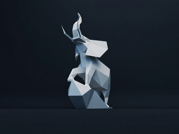 Grijze olifant op geometrische rots van papier van schuin links tegen donkere achtergrond