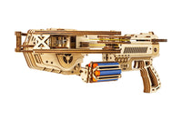 De WoodTrick Bullet Boltcaster - Houten Kruisboog Bouwpakket van WoodTrick is een lasergesneden houten model met ingewikkelde tandwielen en een roterende blauw-oranje dartpijlhouder onder de loop, perfect voor volwassenen, afgebeeld op een witte achtergrond.