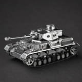 Volledig gebouwd zilverkleurig Panzer IV metalen tankmodel met lange loop en gedetailleerde rupsbanden op donkere achtergrond