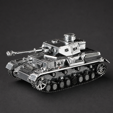 Volledig gebouwd zilverkleurig Panzer IV metalen tankmodel met lange loop en gedetailleerde rupsbanden op donkere achtergrond
