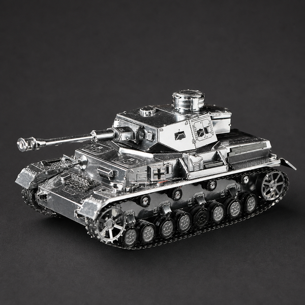 Volledig gebouwd zilverkleurig Panzer IV metalen tankmodel met lange loop en gedetailleerde rupsbanden op donkere achtergrond