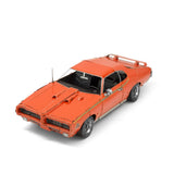 Oranje Pontiac GTO Judge metalen bouwpakket schuin van voren vanaf de andere zijde, met grille en motorkapinlaten