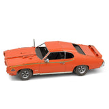 Zijaanzicht van het oranje Pontiac GTO Judge metalen model met striping, GTO-logo en vijfspaaks wielen