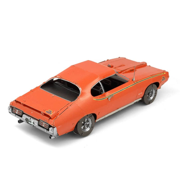 Oranje Pontiac GTO Judge metalen bouwmodel schuin van achteren met achterspoiler, achterlichten en zilverkleurige bumper