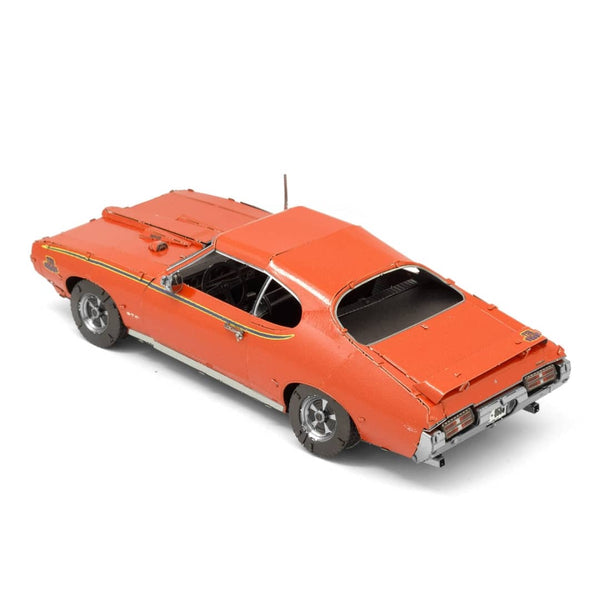 Oranje Pontiac GTO Judge metalen bouwpakket van de andere achterzijde met zicht op cabine, striping en achterspoiler
