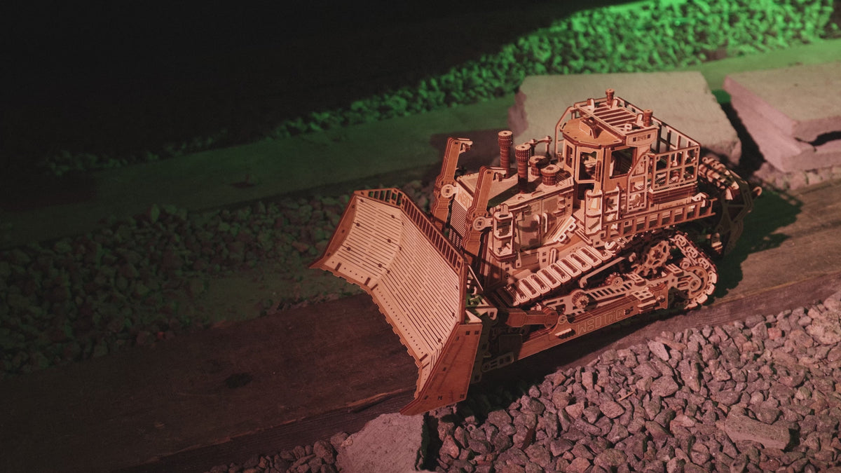 WoodTrick Terrain Titan - groot houten bulldozer bouwpakket - productvideo