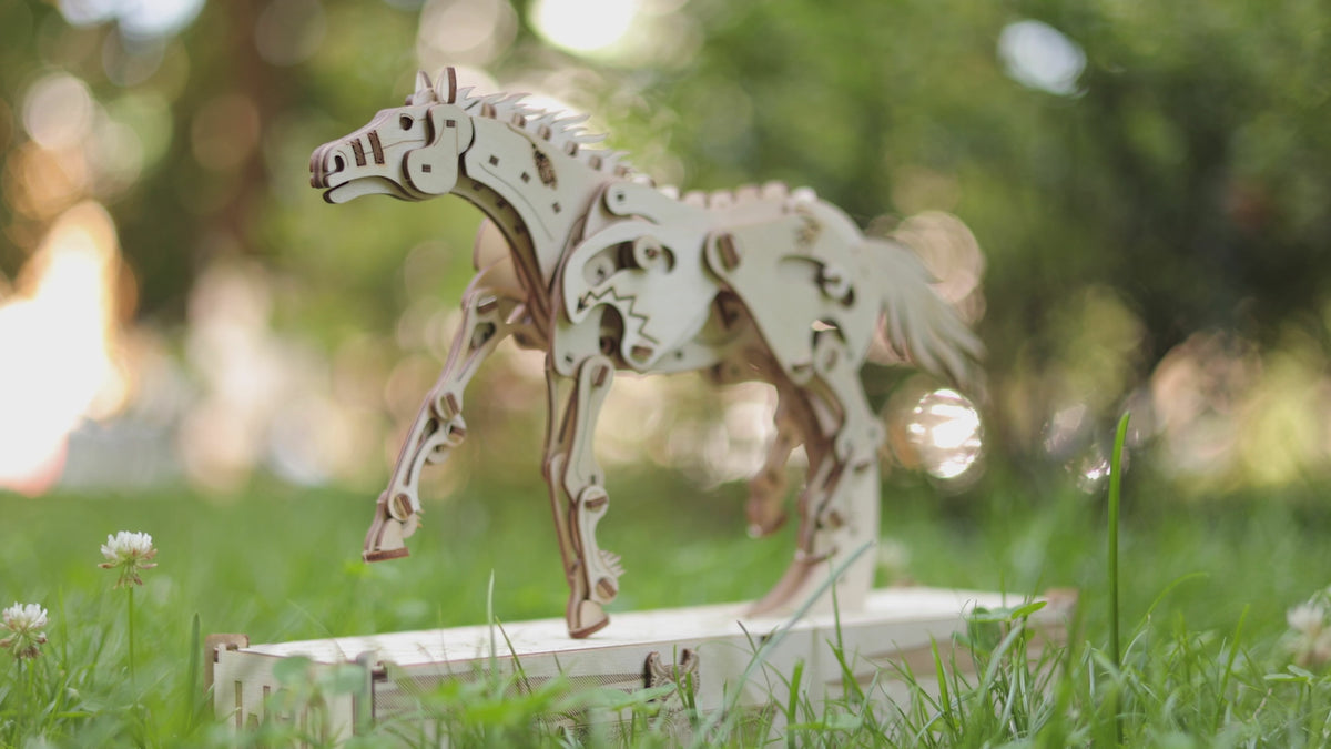 WoodTrick Mechanical Mustang - bewegend houten paard bouwpakket - productvideo