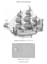 Schematische illustratie van Queen Anne's Revenge met een bankpas als maatvergelijking. Opgegeven modelmaten 15 x 3 x 11 cm; bankpas 8,56 x 5,40 cm.