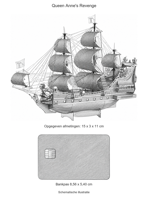 Schematische illustratie van Queen Anne's Revenge met een bankpas als maatvergelijking. Opgegeven modelmaten 15 x 3 x 11 cm; bankpas 8,56 x 5,40 cm.